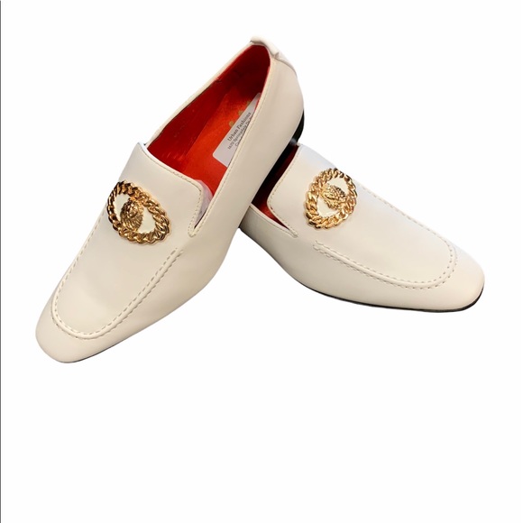 White slip on smoker shoe with gold medallion - Picture 3 of 3